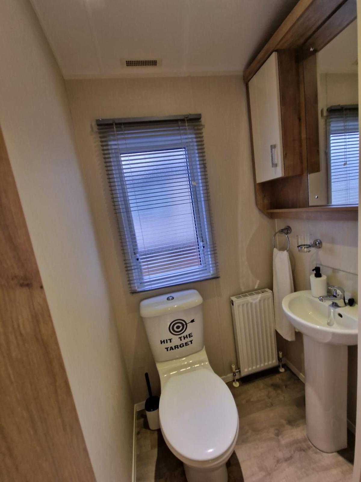 Beautiful Caravan Near Edinburgh Nr 9 Campsite *